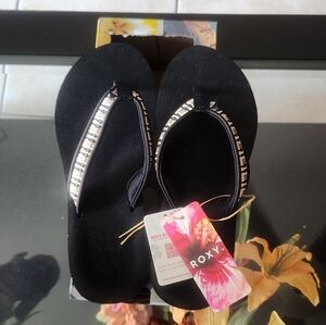 NWT Roxy Black Flip Flops with Beaded Straps